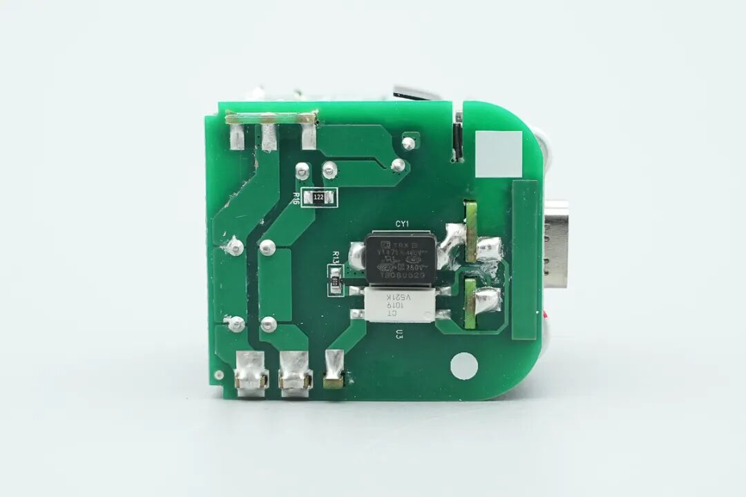 拆解报告:贝尔金67W双USB-C氮化镓充电器图29