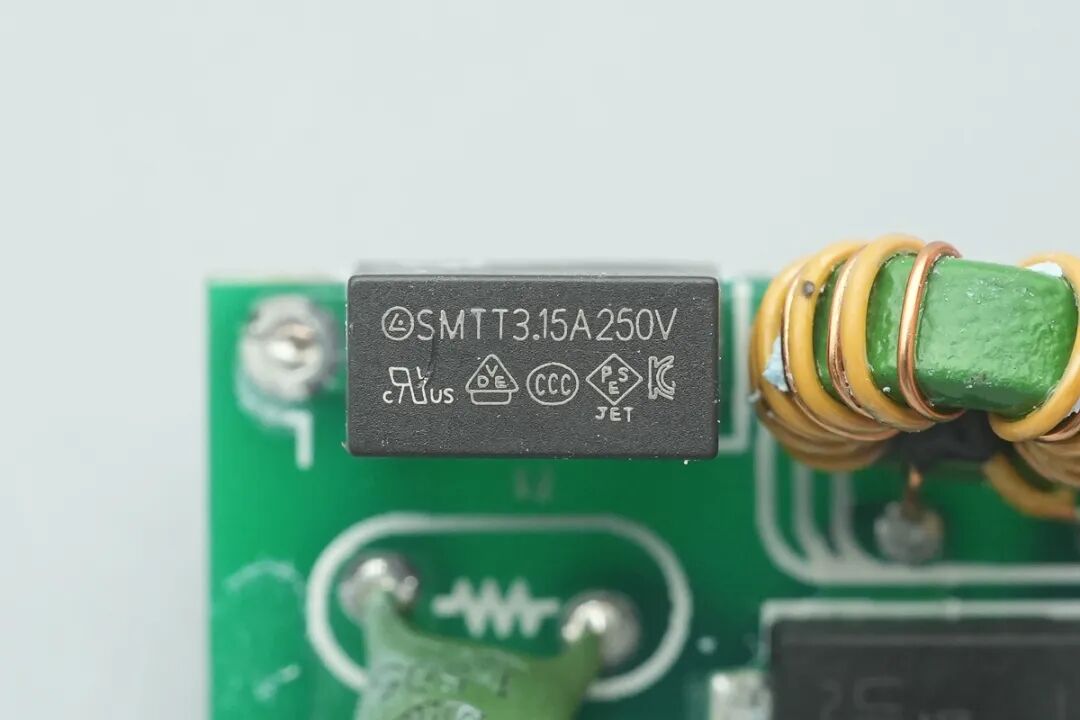 拆解报告:贝尔金67W双USB-C氮化镓充电器图33