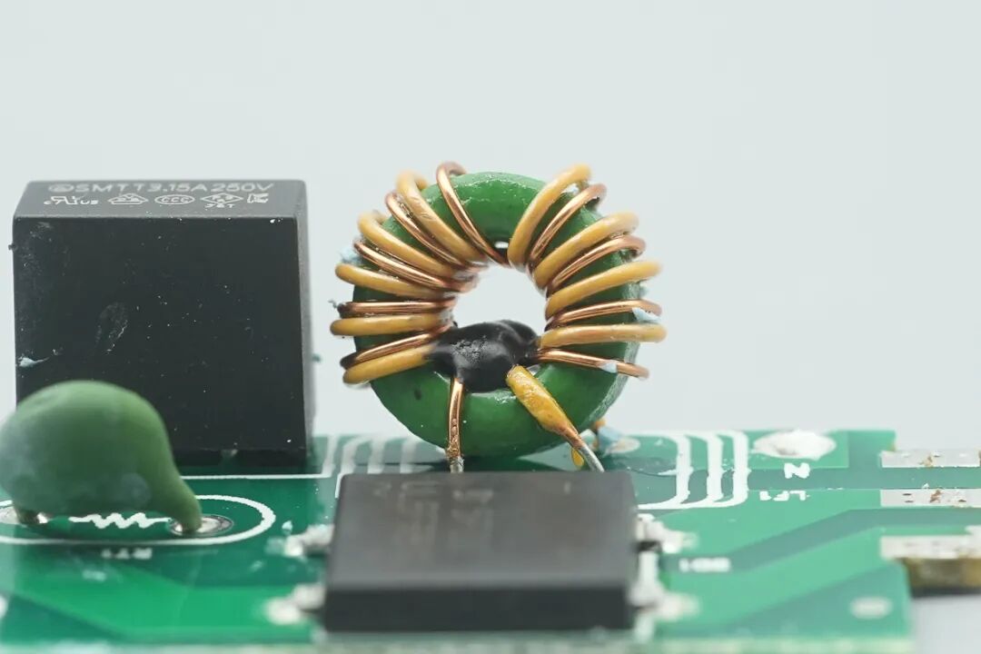 拆解报告:贝尔金67W双USB-C氮化镓充电器图35