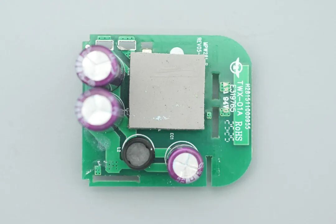 拆解报告:贝尔金67W双USB-C氮化镓充电器图40