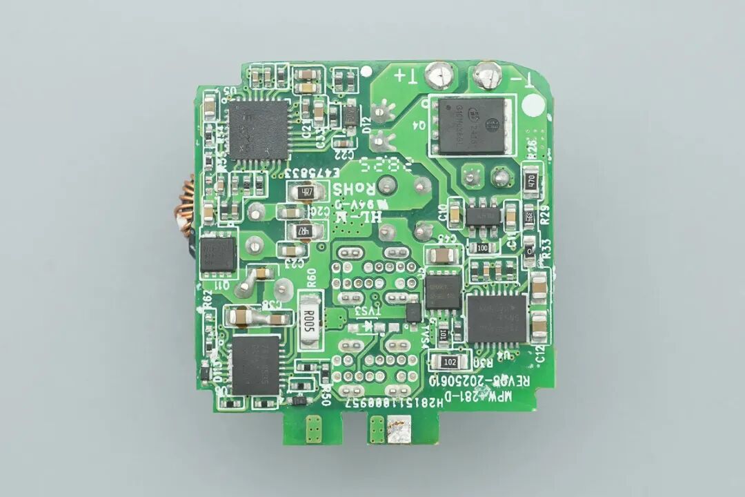 拆解报告:贝尔金67W双USB-C氮化镓充电器图54