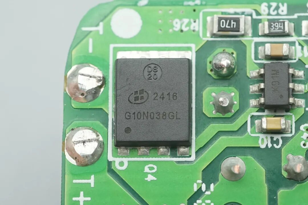 拆解报告:贝尔金67W双USB-C氮化镓充电器图56