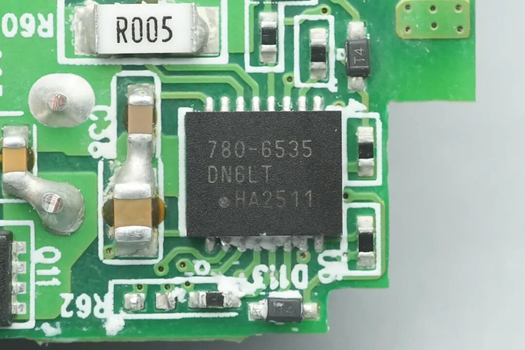 拆解报告:贝尔金67W双USB-C氮化镓充电器图64
