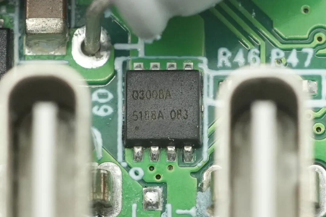 拆解报告:贝尔金67W双USB-C氮化镓充电器图66