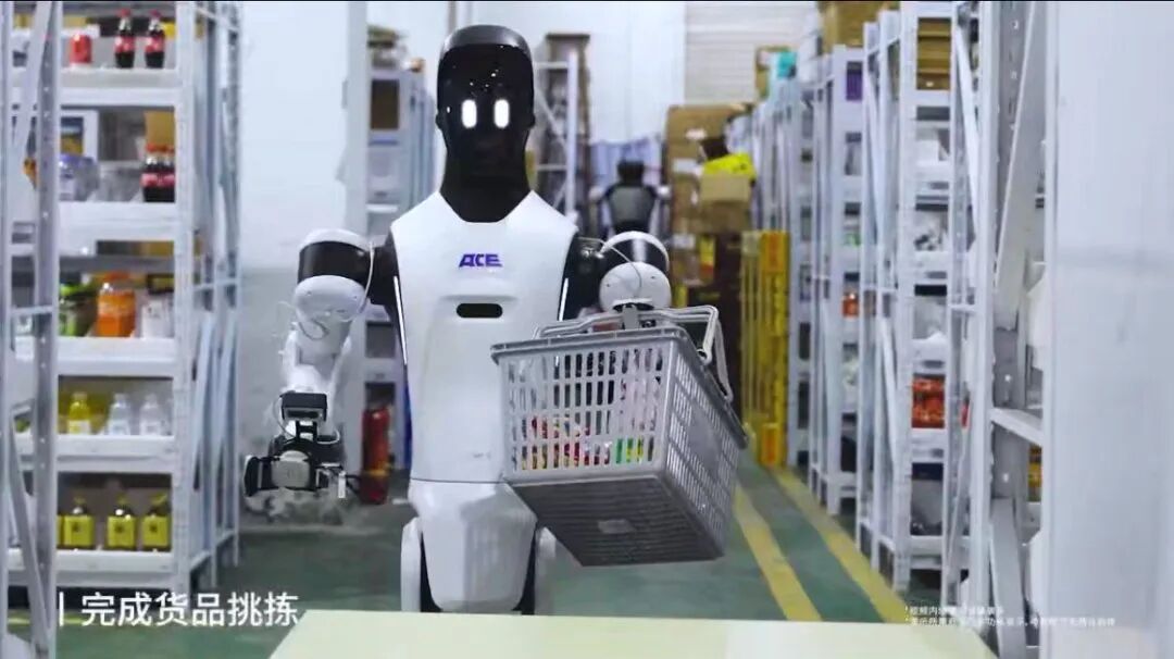 王晓刚和他的「世界模型」：一人管十狗，先让四足机器人上街干活丨36氪专访图13