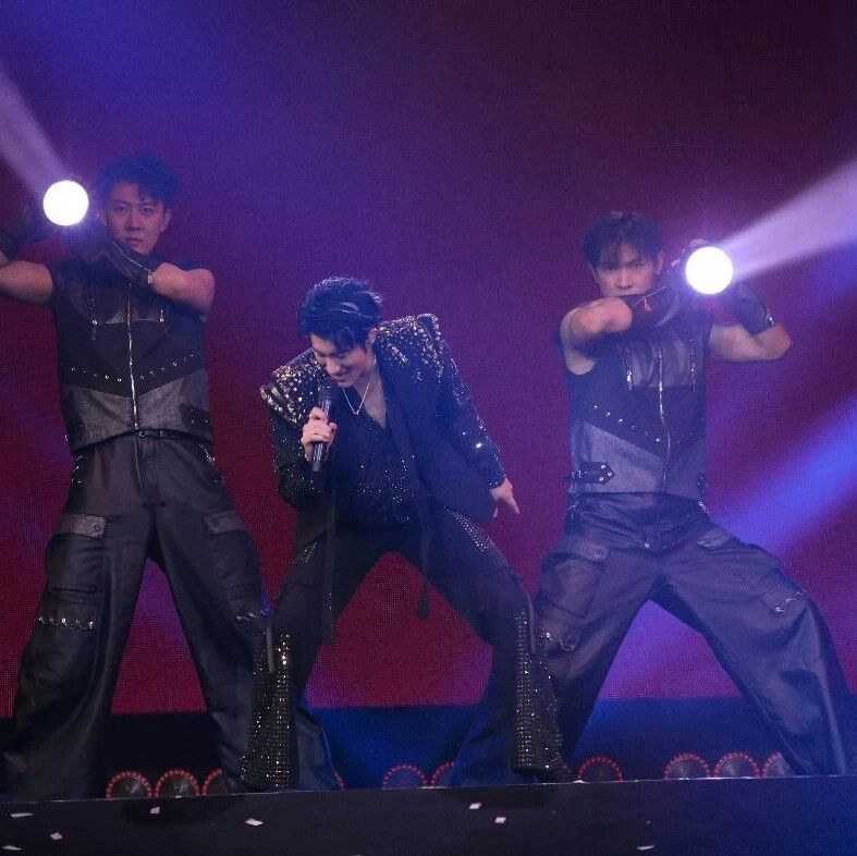 马斯克看呆！ 宇树机器人炸场王力宏演唱会，大秀空翻热舞，4000万海外网友围观