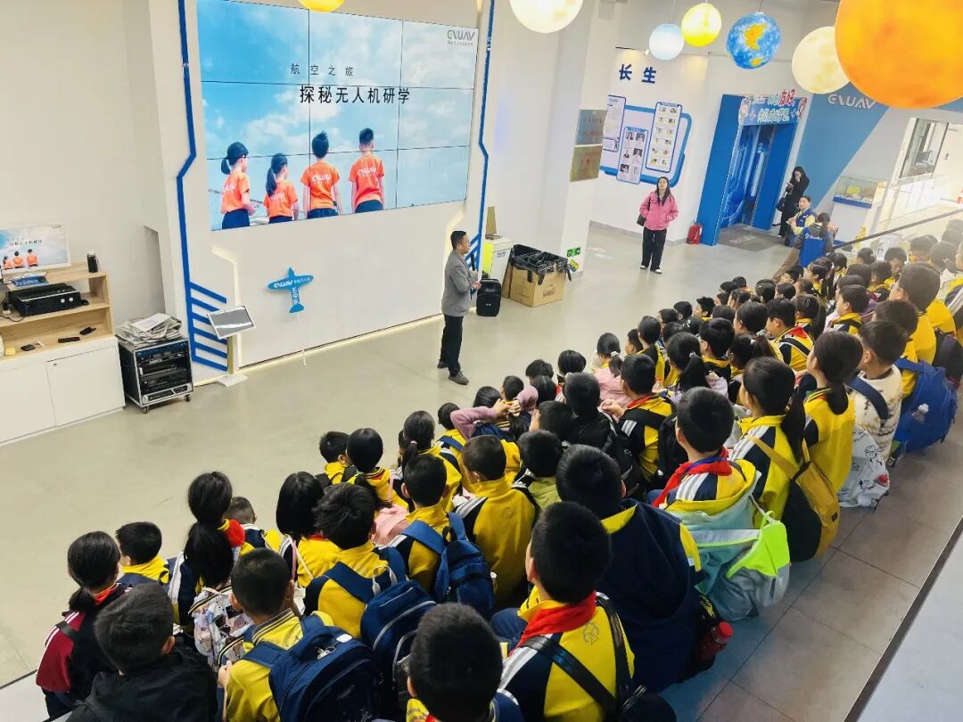 樟木头中心小学800余名师生走进异能无人机科普教育基地图2