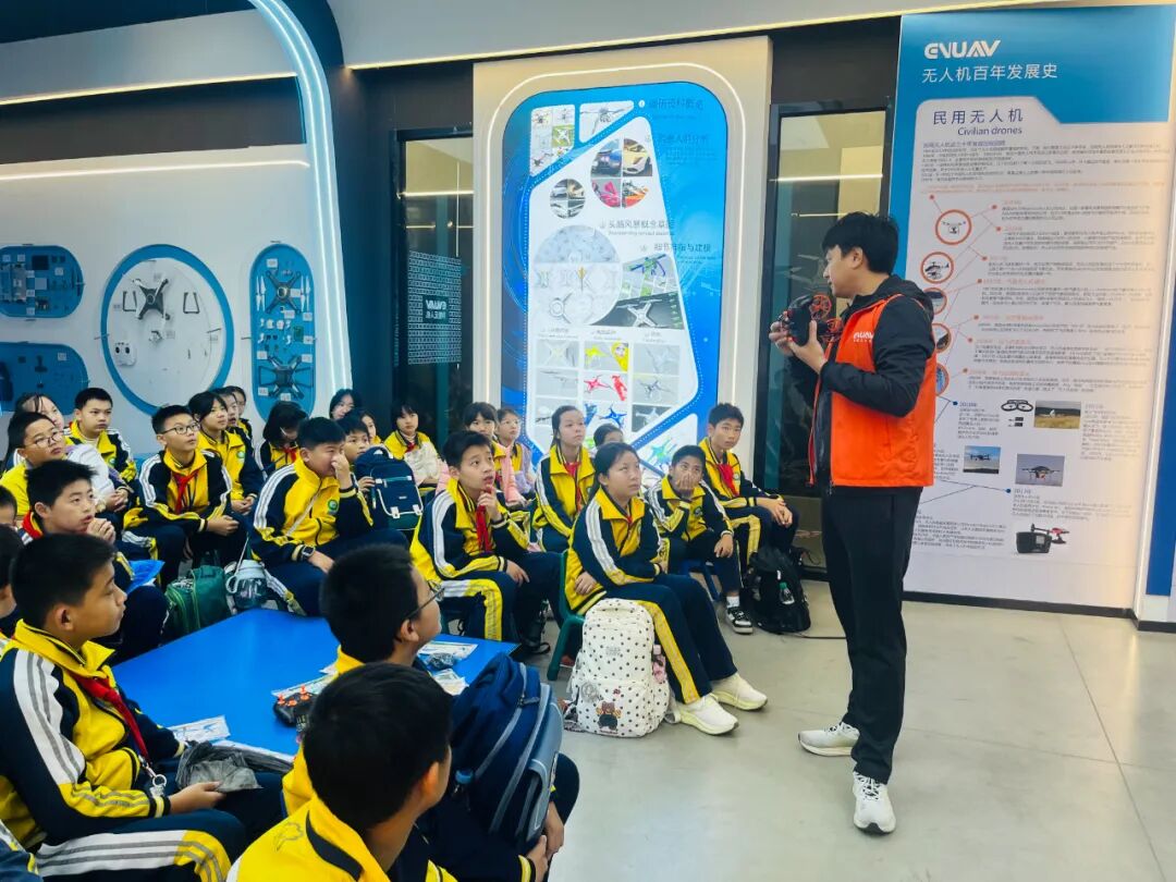 樟木头中心小学800余名师生走进异能无人机科普教育基地图5