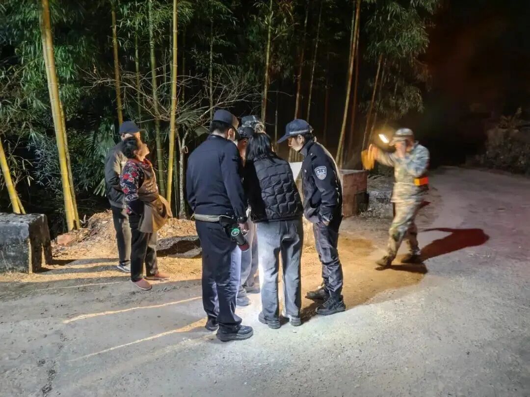 77岁奶奶吵架后上山失联！夜晚无人机开热眼寻人图1