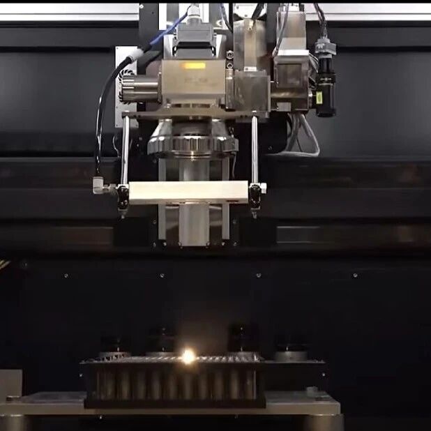 机器人激光飞行焊接：锂电池制造的高效精准解决方案