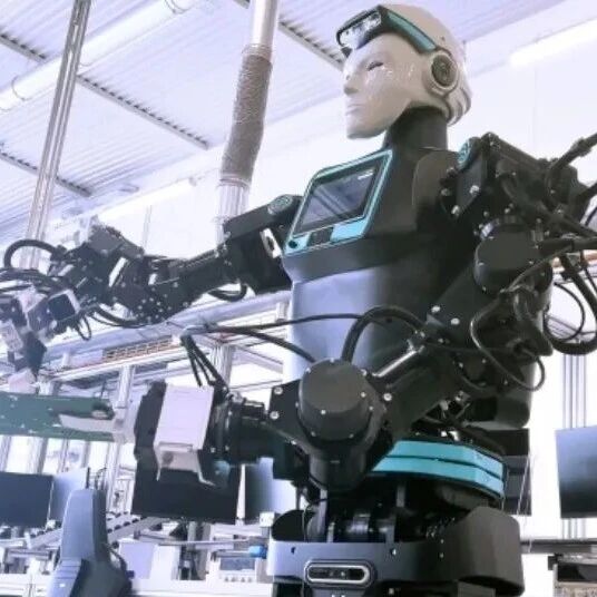 人形机器人，在意法半导体工厂造芯片