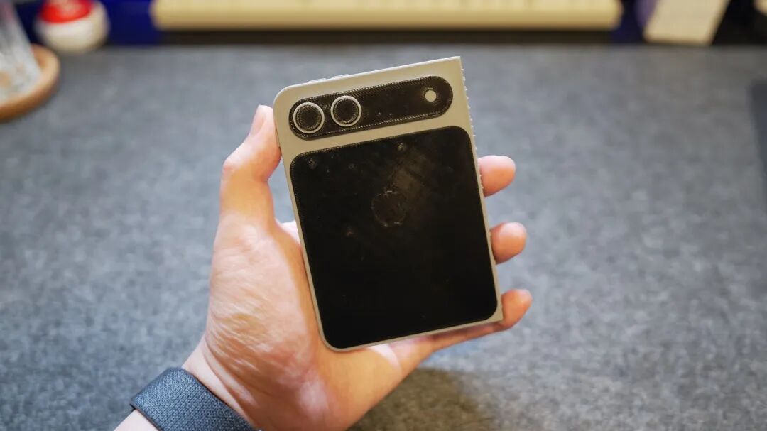 苹果首款折叠 iPhone 会长这样吗？实体模型上手体验图5