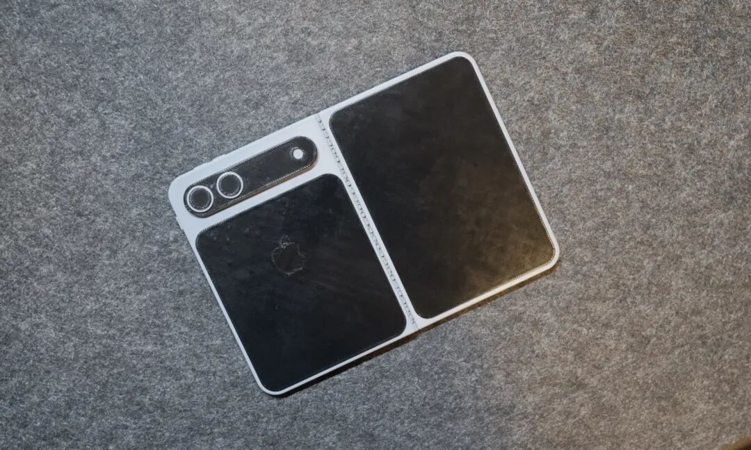 苹果首款折叠 iPhone 会长这样吗？实体模型上手体验图7