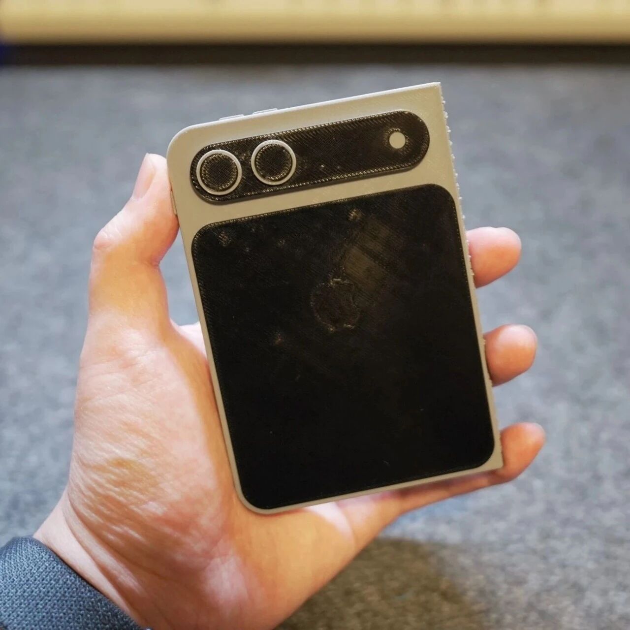 苹果首款折叠 iPhone 会长这样吗？实体模型上手体验