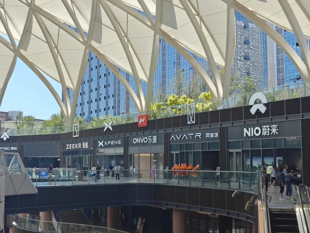 新能源车企，「逃离」商场一楼图12