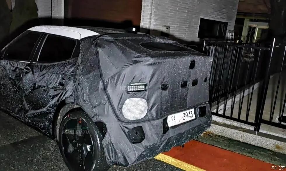 上翘车尾，溜背车顶，半封闭式轮圈，运动感十足，全新纯电“小钢炮”来了！图2