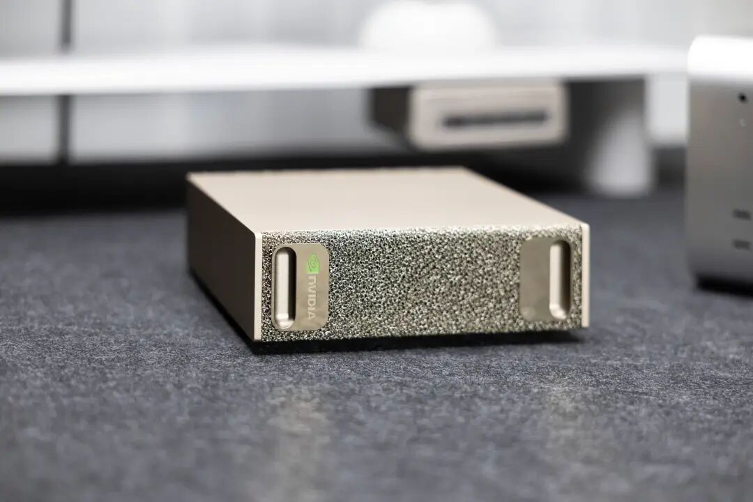 体验英伟达 AI 个人超算「核弹」DGX Spark，能微调出 DeepSeek R2 吗图1