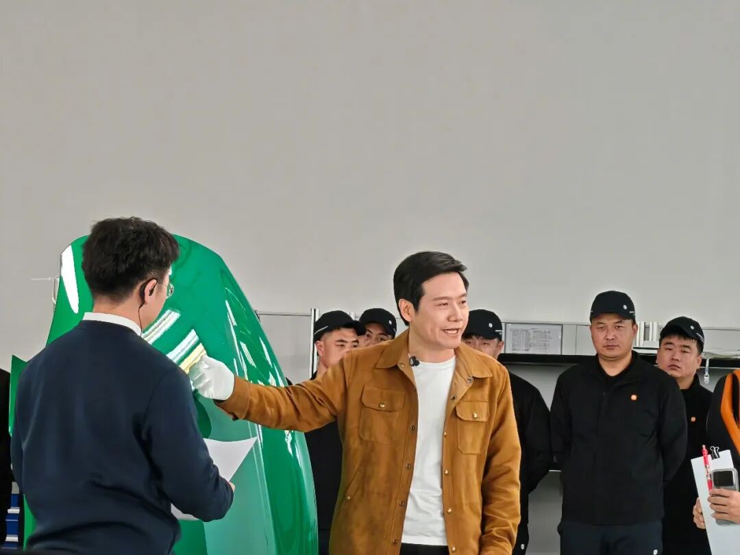 雷军回应小字营销：行业陋习，但我们改/DeepSeek开年「王炸」，梁文锋署名论文发布/马斯克立新年Flag：大规模量产脑机接口图2