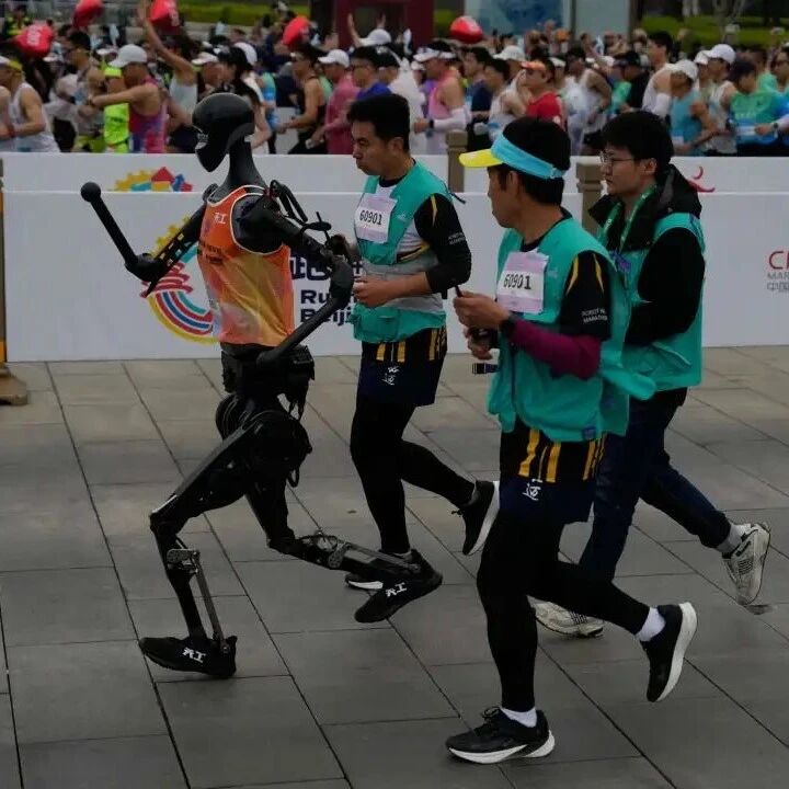 2025 机器人十大破圈 瞬间：从「机器人奥运会」到春晚秧BOT，具身智能走出实验室的一年
