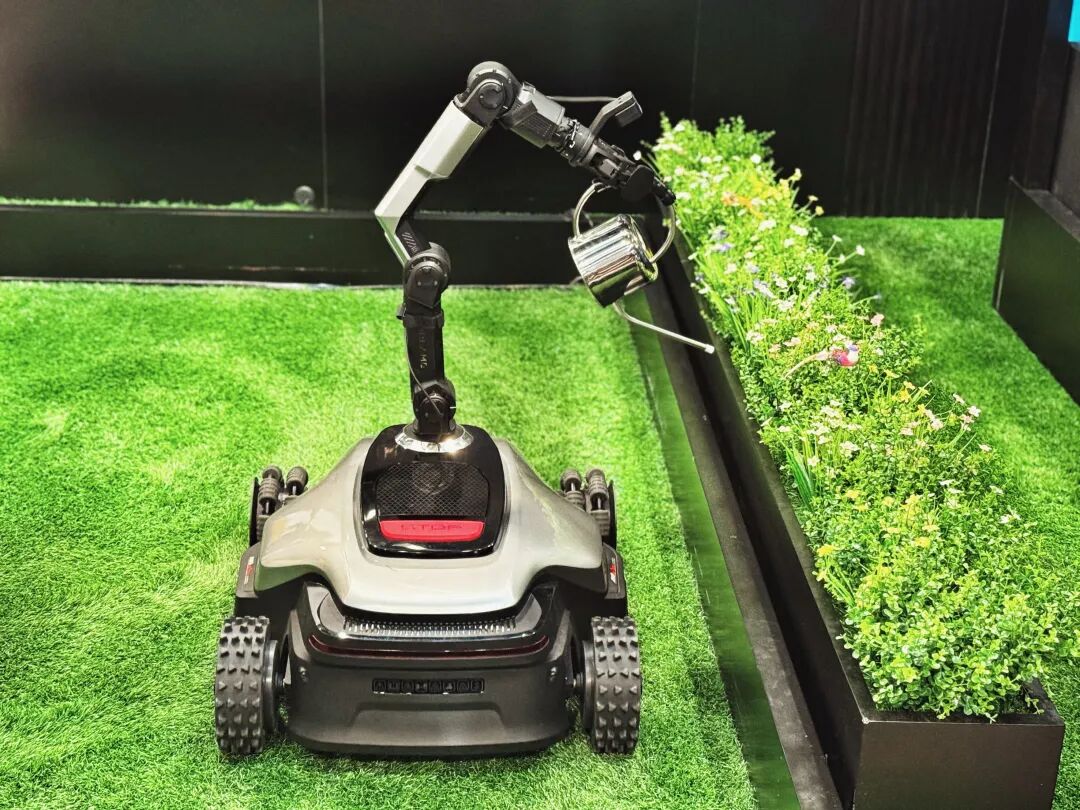 起猛了,追觅的扫地机、割草机、洗护机器人在CES成精了!图5