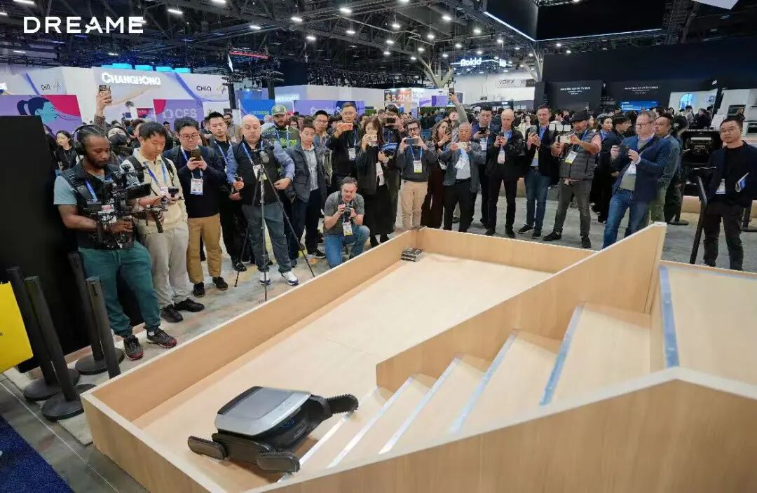 起猛了,追觅的扫地机、割草机、洗护机器人在CES成精了!图8