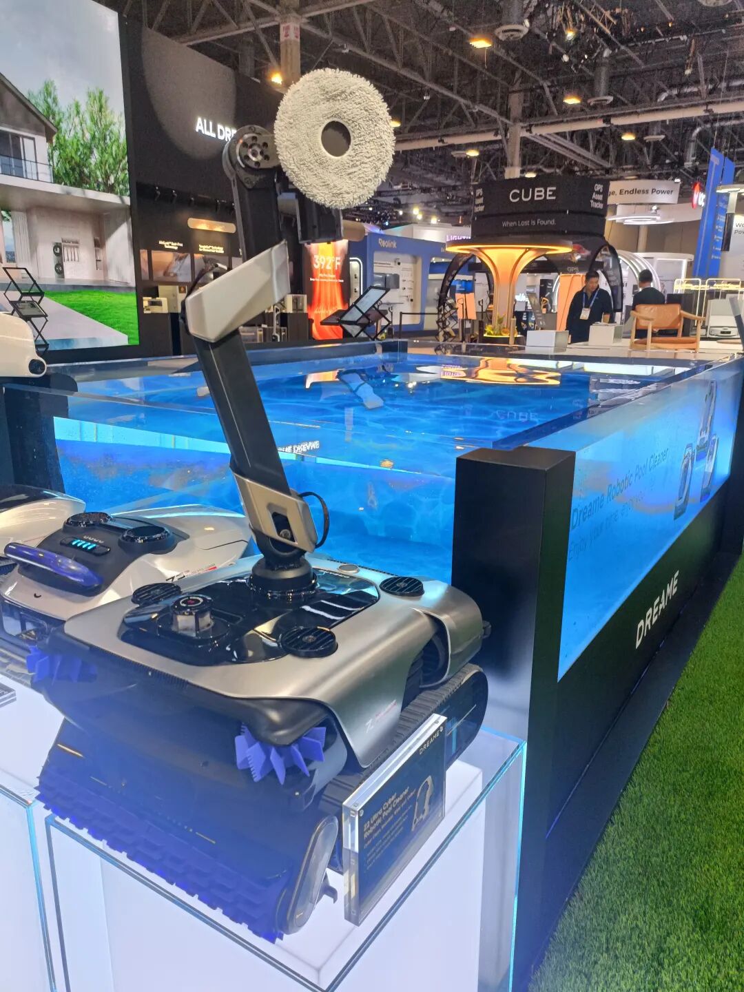 起猛了,追觅的扫地机、割草机、洗护机器人在CES成精了!图9