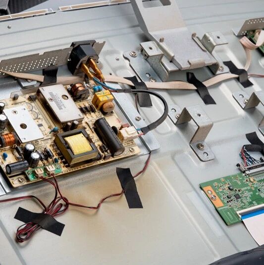 拆一台老旧的27寸曲面显示器：接口虽已过时，但电源板依旧值得一看！