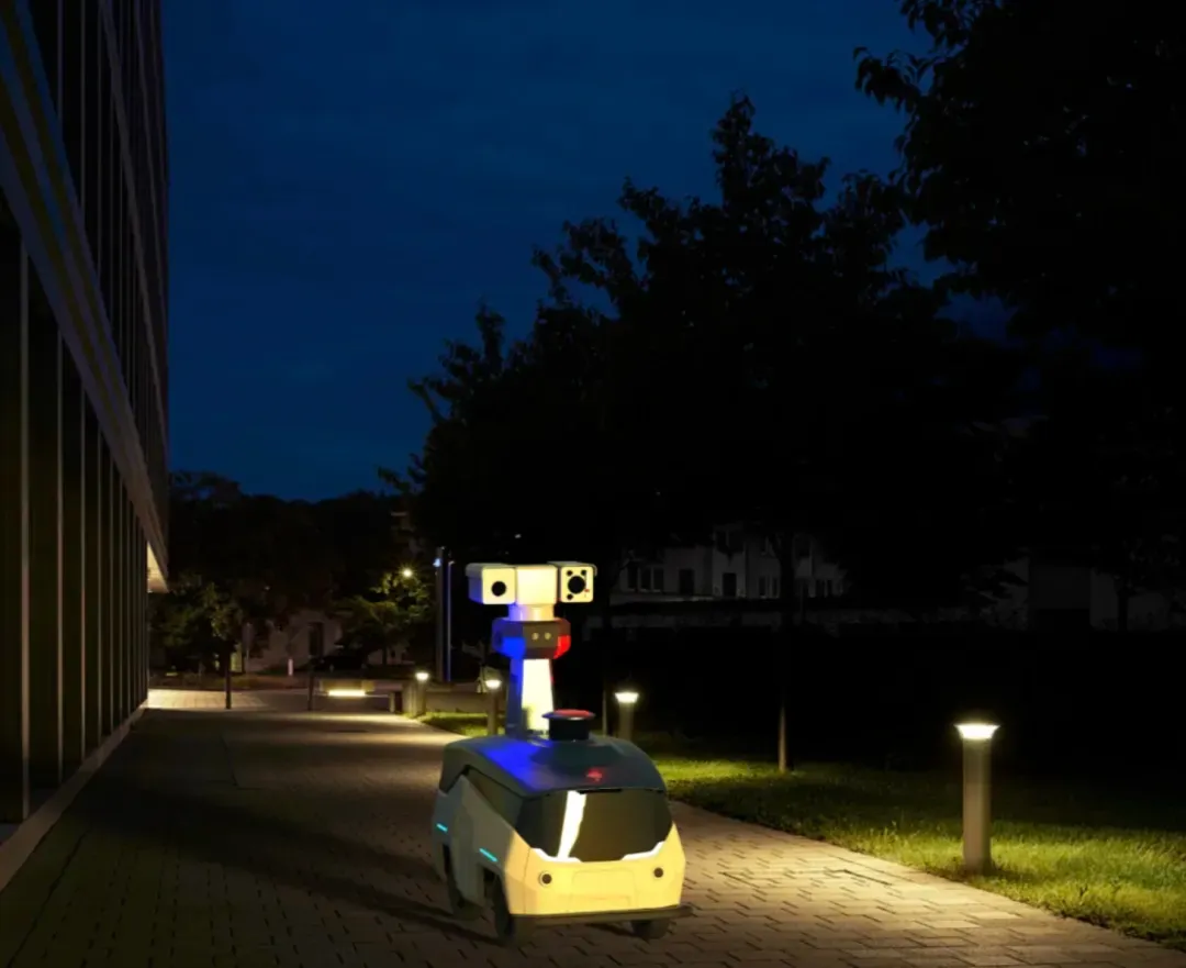 中产扎堆的高端小区,物业员工都改成机器人了图5