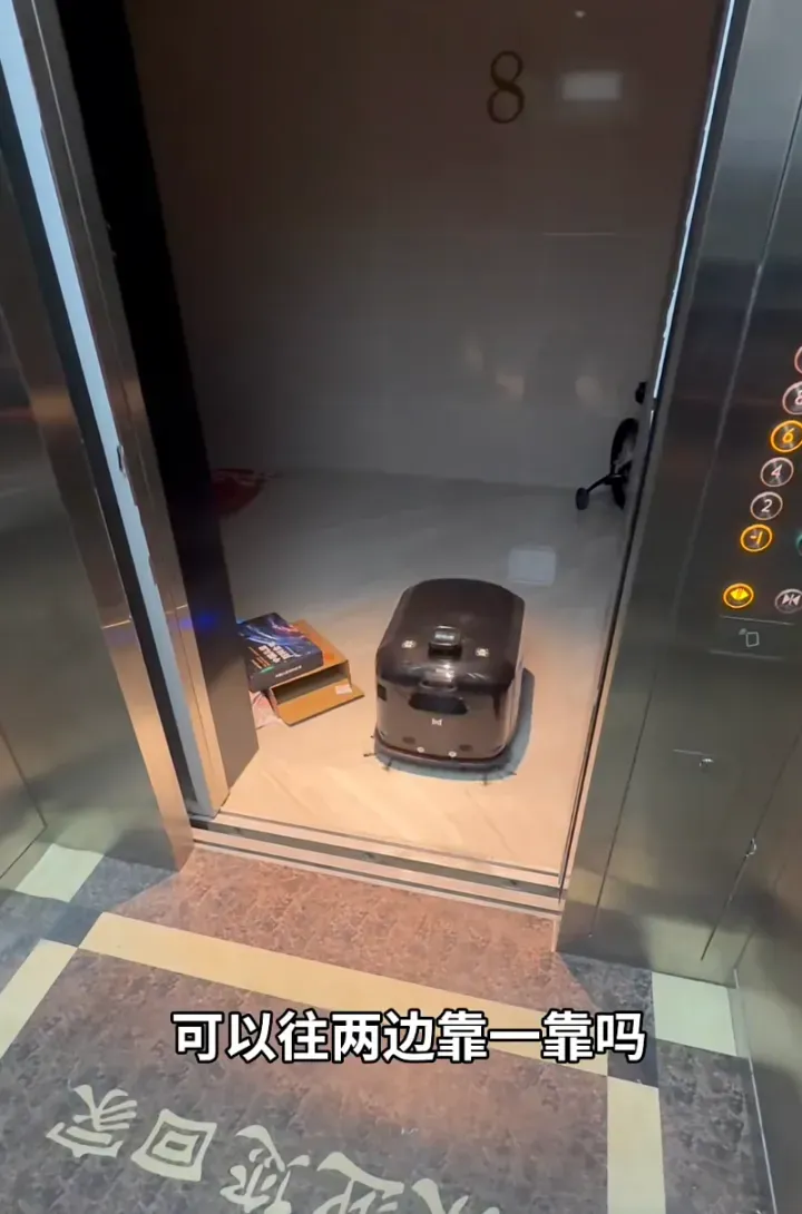 中产扎堆的高端小区,物业员工都改成机器人了图12