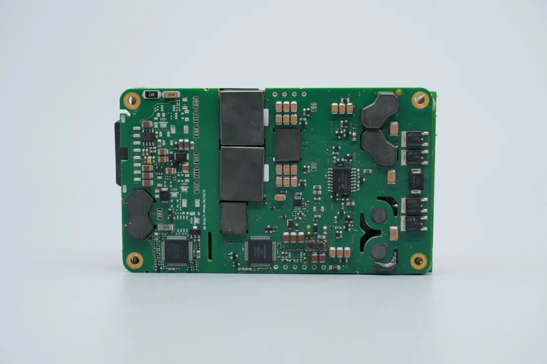 SYNQOR AQ0400MU12EACFD 400W医疗级电源板方案解析图3