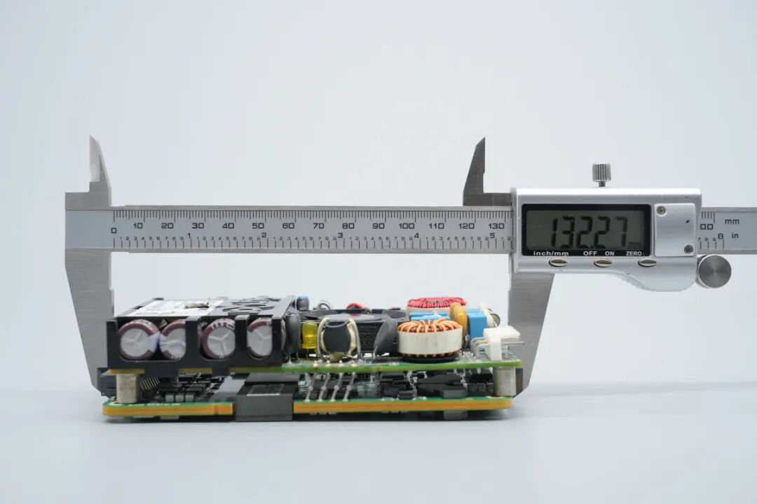 SYNQOR AQ0400MU12EACFD 400W医疗级电源板方案解析图7