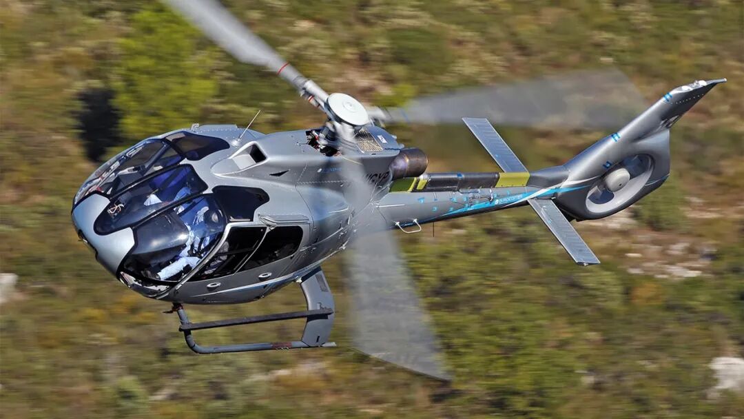 飞行员失能，乘客驾驶直升机“自救成功”！图1