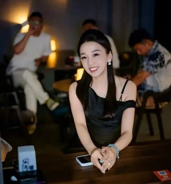 上市仅3个月，iPhone Air大降2500元，苹果客服回应；300万就能上太空旅游？演员黄景瑜、智元机器人CMO等人已预订；TikTok官宣美国方案图14