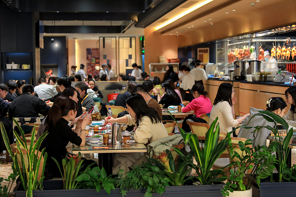 社零总额超1.6万亿，上海的消费驱动力何来？图2