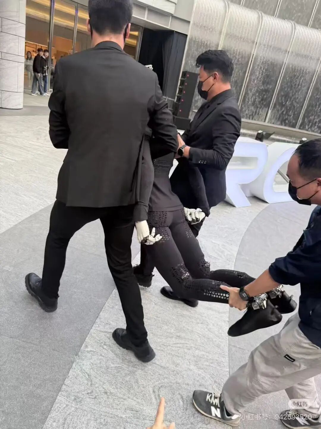 Moltbook被质疑人类假扮AI ，Agent已突破150万/元宝靠红包大战登顶App Store/何小鹏回应机器人线下首秀摔倒图9