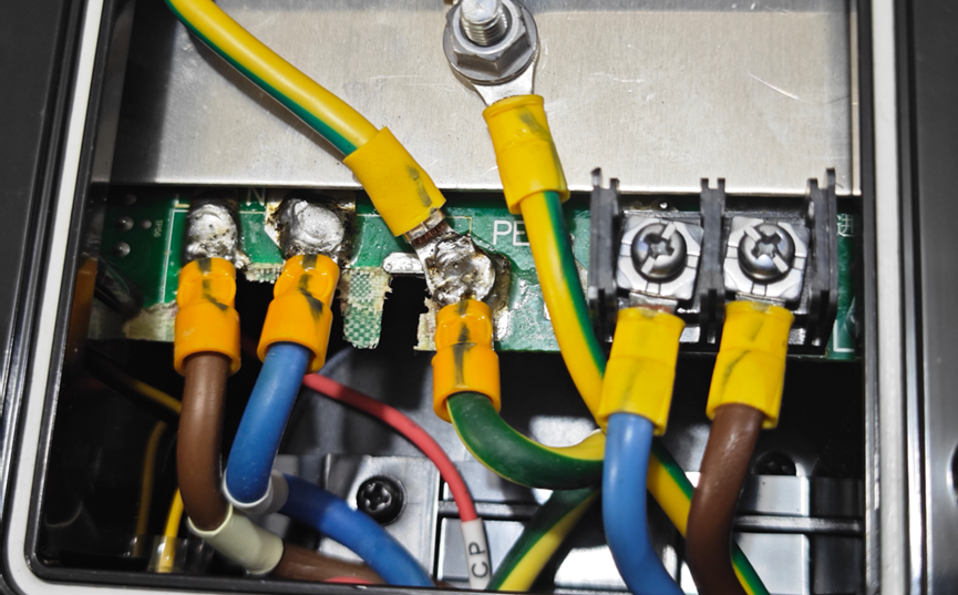 欧拉汽车7kW交流充电桩拆解，发现做工不错，尤其是接地设计值得一看！图9