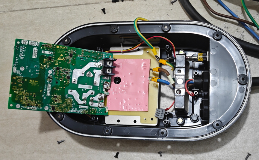欧拉汽车7kW交流充电桩拆解，发现做工不错，尤其是接地设计值得一看！图18