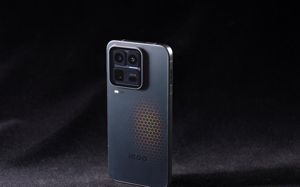 同价位无对手？iQOO发布全新&ldquo;游戏机&rdquo;，超感肩键+风冷散热，4999元起太狠了！图4