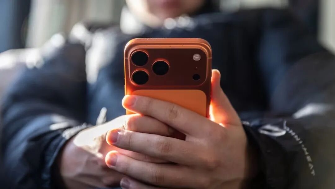 微信回应元宝红包链接被屏蔽：用户体验第一/马斯克成史上首位身价达8000亿美元富豪/黄仁勋：AI不会取代软件图12