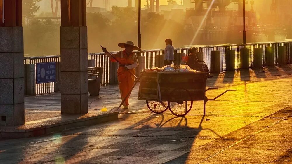 月薪2000的环卫工，困在&ldquo;电子镣铐&rdquo;中图1