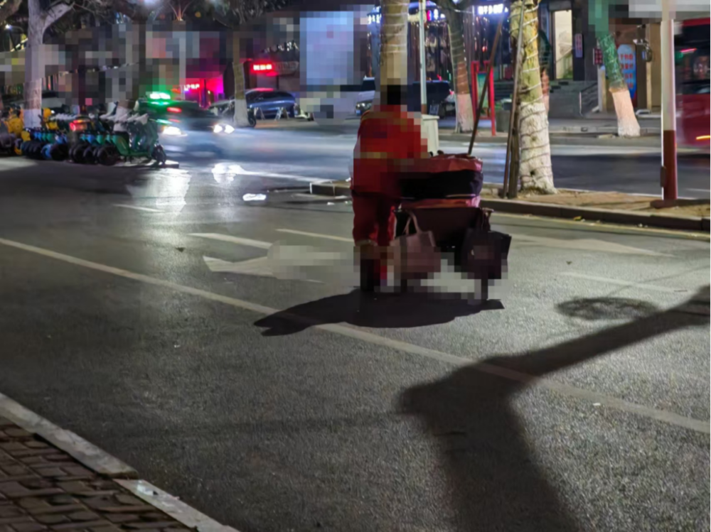 月薪2000的环卫工，困在&ldquo;电子镣铐&rdquo;中图2