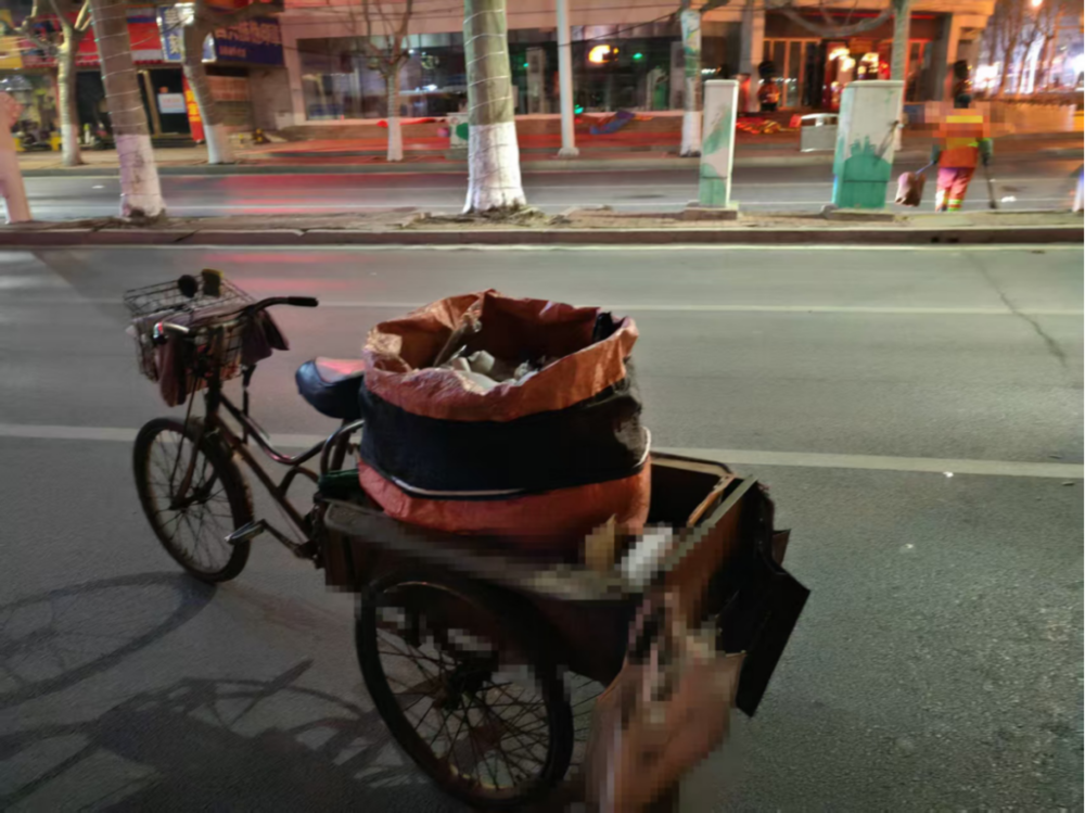 月薪2000的环卫工，困在&ldquo;电子镣铐&rdquo;中图7