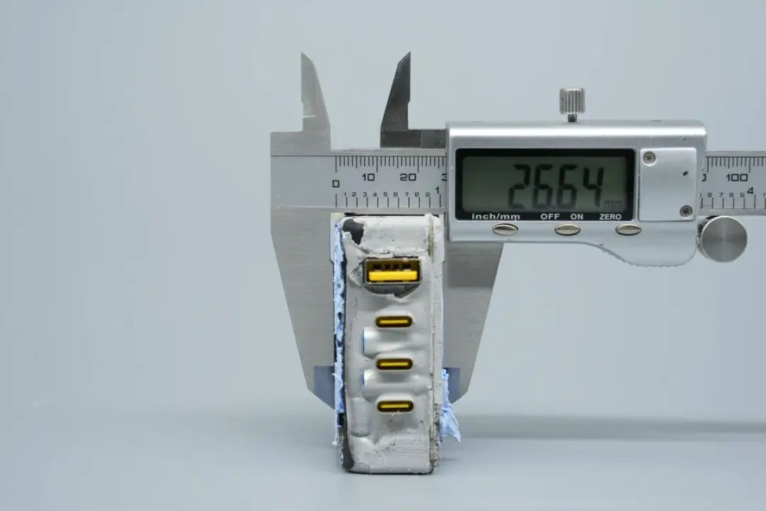 拆解报告：倍思140W 3C1A四口氮化镓充电器图37