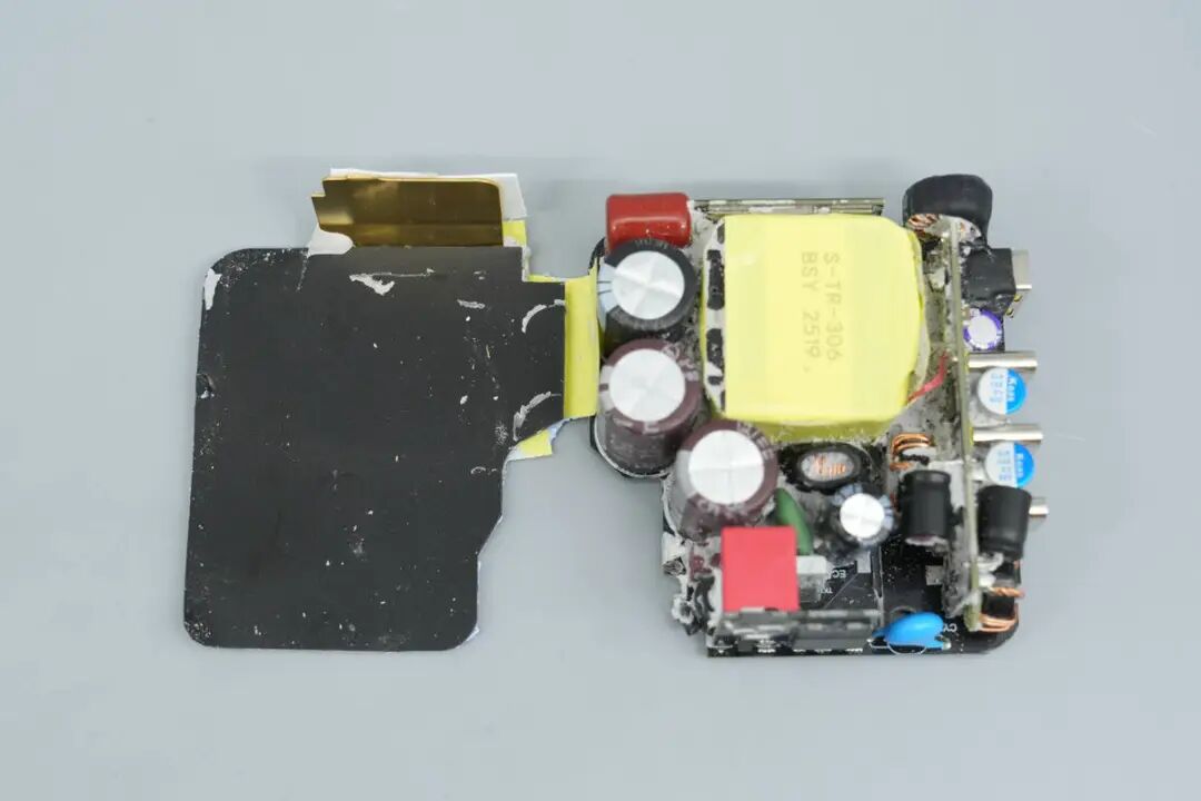 拆解报告：倍思140W 3C1A四口氮化镓充电器图40