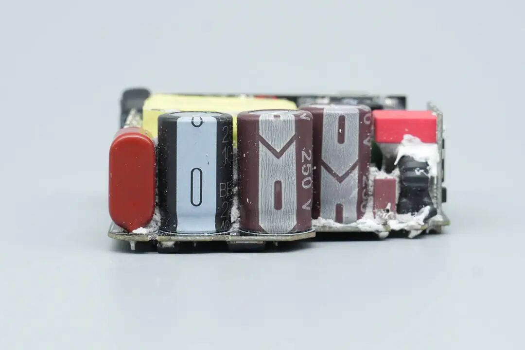 拆解报告：倍思140W 3C1A四口氮化镓充电器图43