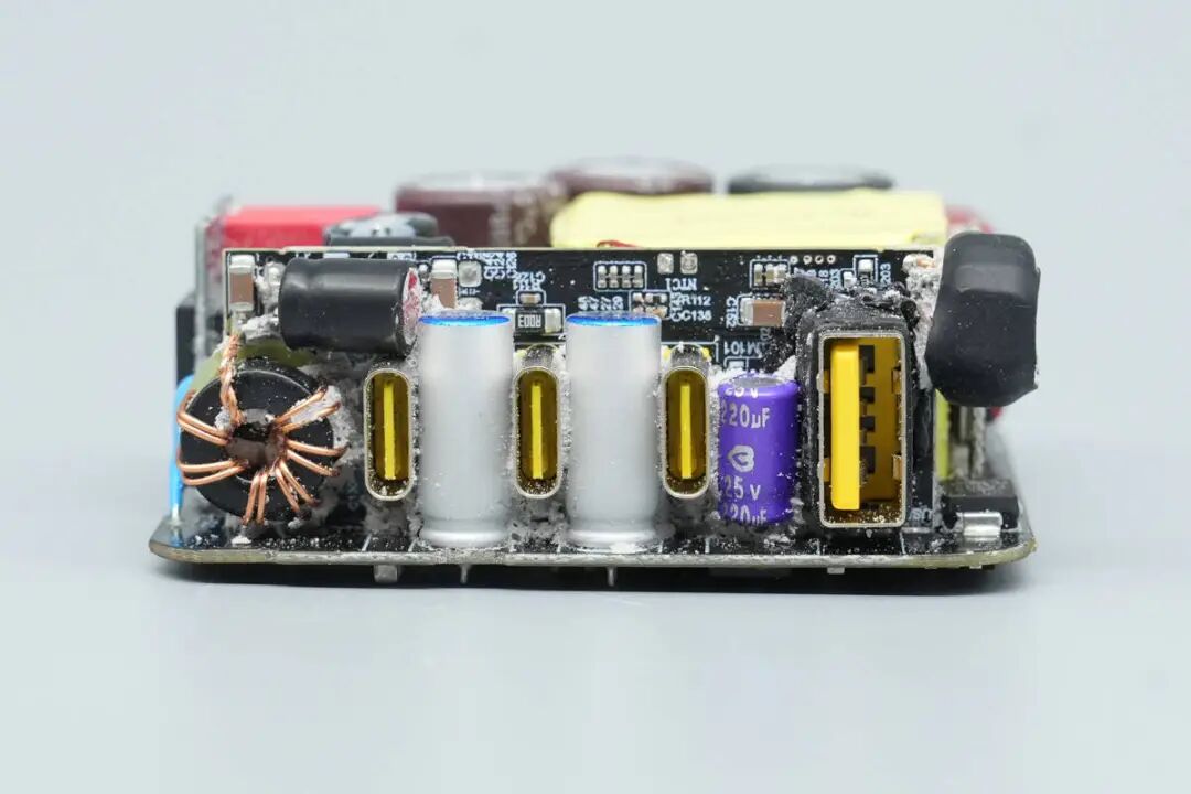 拆解报告：倍思140W 3C1A四口氮化镓充电器图69