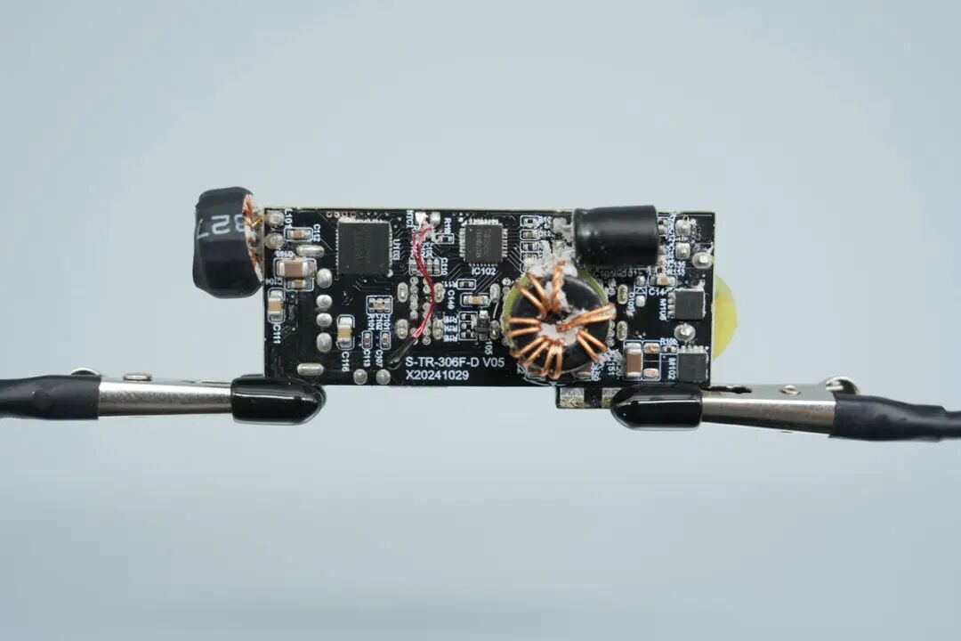 拆解报告：倍思140W 3C1A四口氮化镓充电器图71