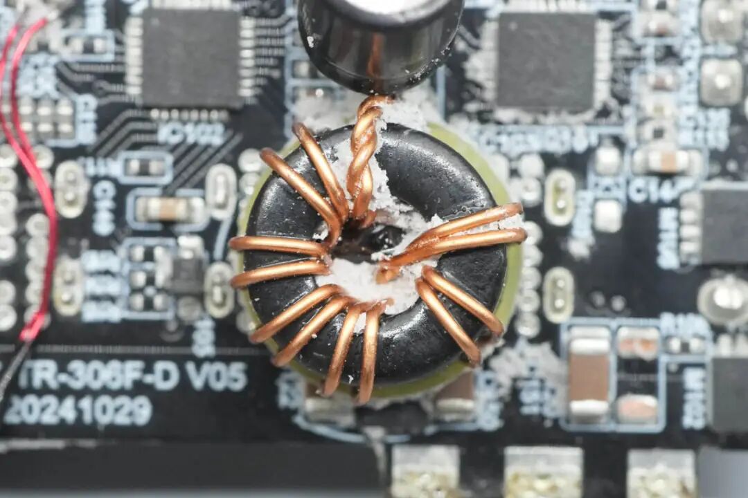 拆解报告：倍思140W 3C1A四口氮化镓充电器图83