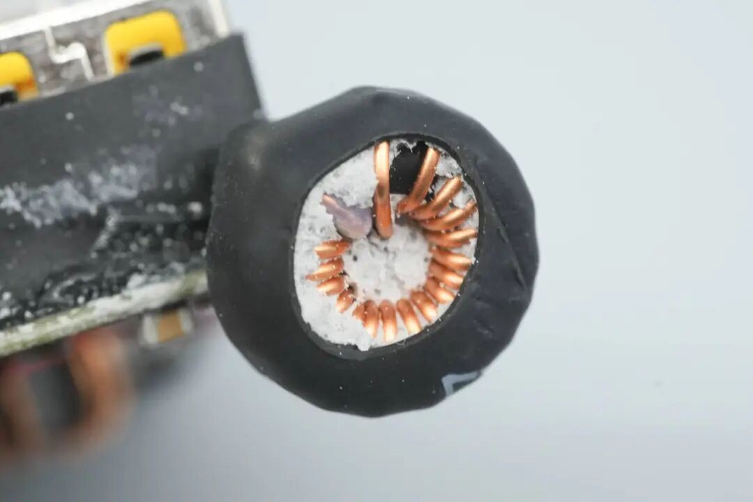 拆解报告：倍思140W 3C1A四口氮化镓充电器图89