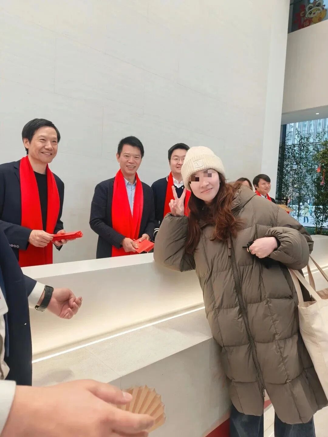 小米马年开门红!雷军带高管发红包,SU7赤霞红配色首次亮相图3